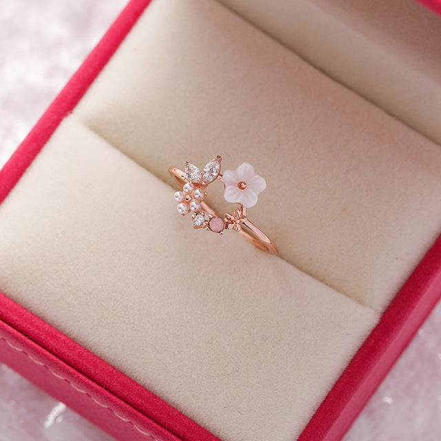 Anel ajustável atemporal com encantadoras flores silvestres e elegantes pérolas douradas
