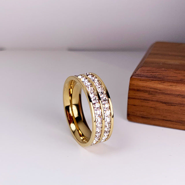 Elegância em sua plenitude: Anel com deslumbrante dupla decoração de zircônia