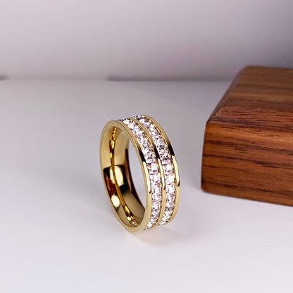 Elegância em sua plenitude: Anel com deslumbrante dupla decoração de zircônia