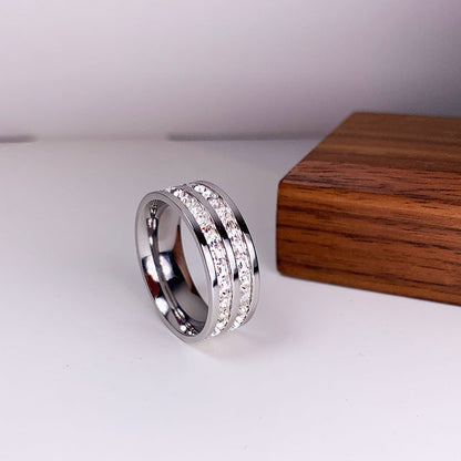 Elegância em sua plenitude: Anel com deslumbrante dupla decoração de zircônia