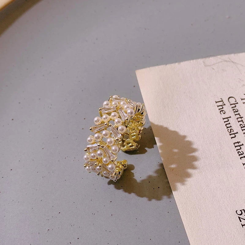 Anel de ouro luxuoso com pérolas requintadas para um toque de elegância