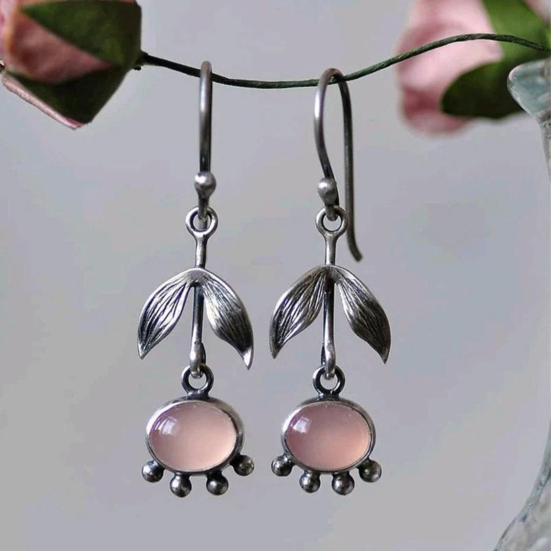 Brilhantes brincos de quartzo boho prateado para uma apresentação radiante