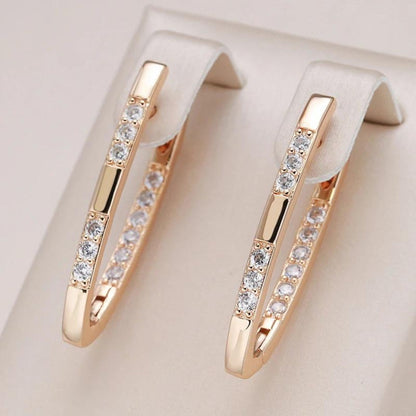 Brincos de ouro glamourosos com pedras de zircônia brilhantes