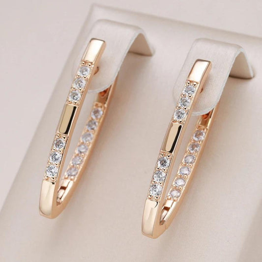 Brincos de ouro glamourosos com pedras de zircônia brilhantes