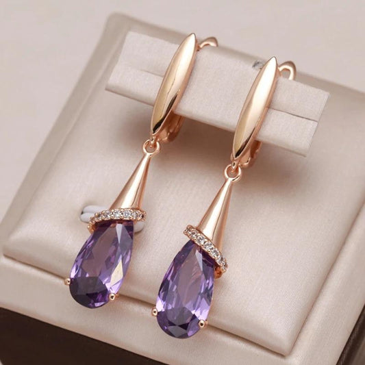 Zircônias roxas brilhantes em elegantes brincos dourados