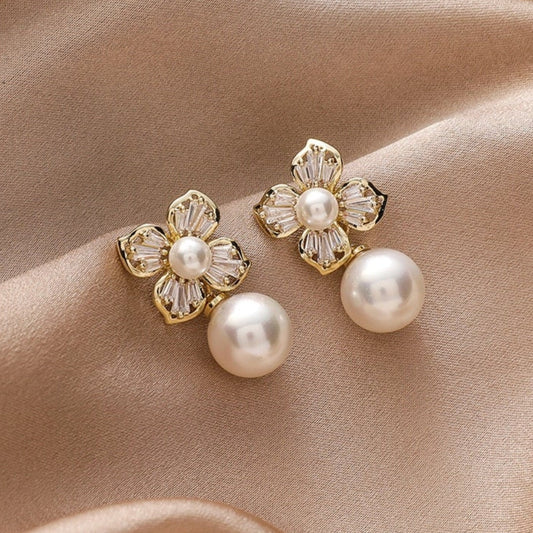 Brincos de flores de cristal cintilantes com pérolas douradas para um look elegante
