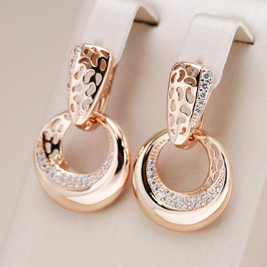 Brincos dourados elegantes com design de círculo em alta.