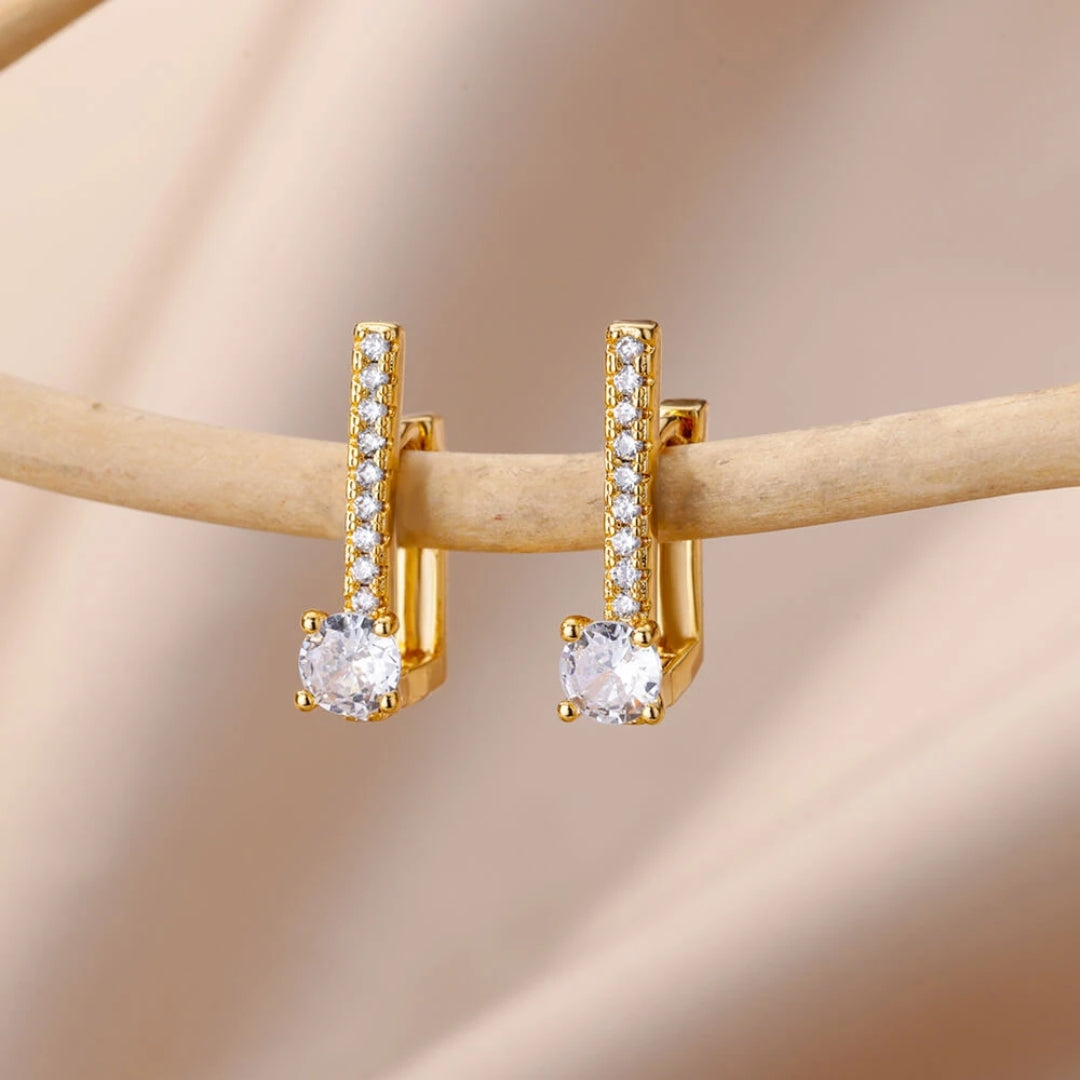 Brincos elegantes banhados a ouro com joias de zircônia cintilante