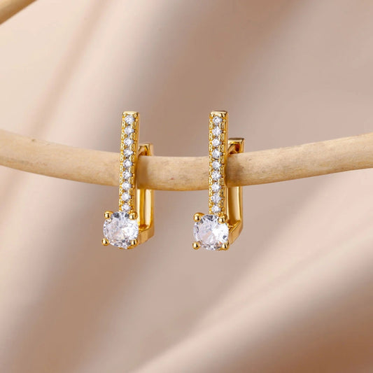 Brincos elegantes banhados a ouro com joias de zircônia cintilante