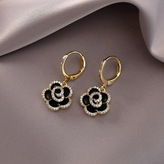 Elegantes Brinco de Lótus Preto: O acessório perfeito para qualquer ocasião!