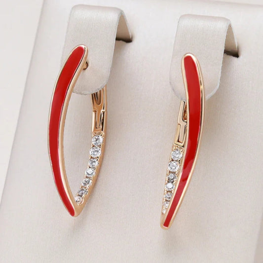 Brincos elegantes banhados a ouro com esmalte vermelho brilhante