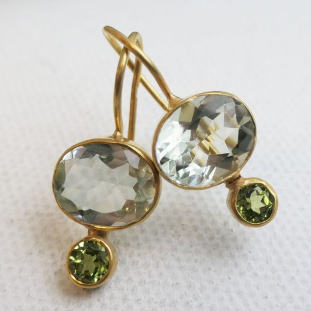 Brincos vintage cintilantes com magníficos cristais verdes e elegante moldura dourada