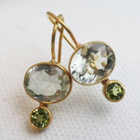 Brincos vintage cintilantes com magníficos cristais verdes e elegante moldura dourada