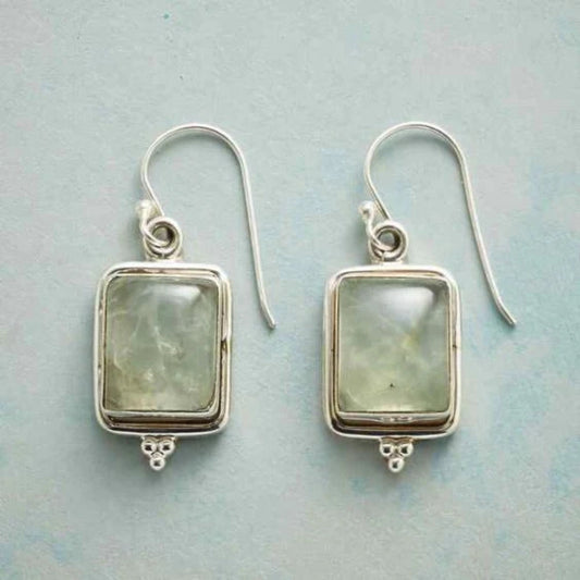 Elegantes par de brincos vintage quadrados em um verde estiloso