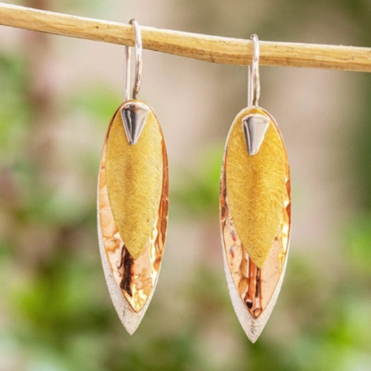 Brincos Vintage Glamurosos em Amarelo Radiante com Elementos Pendentes Estilosos