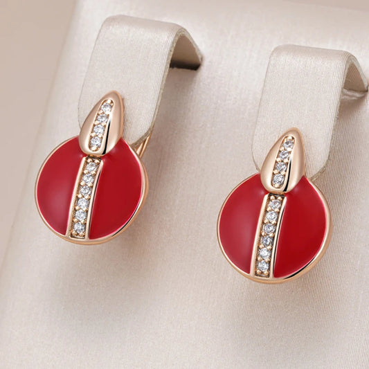Brincos encantadores com elegante brilho de esmalte vermelho