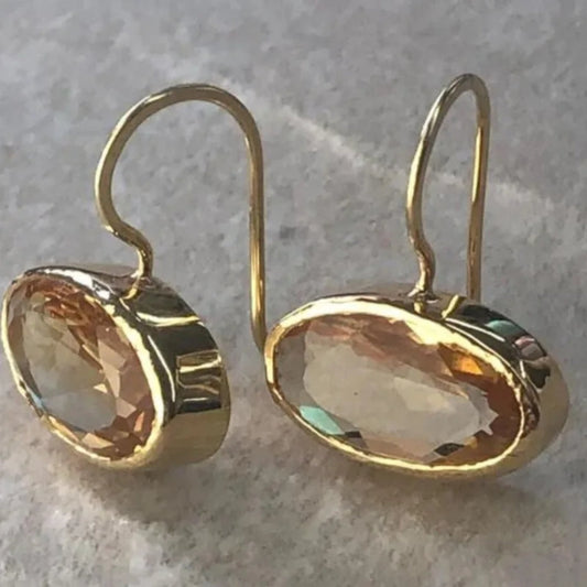 Brincos de ouro glamourosos com brilhantes acentos de cristal