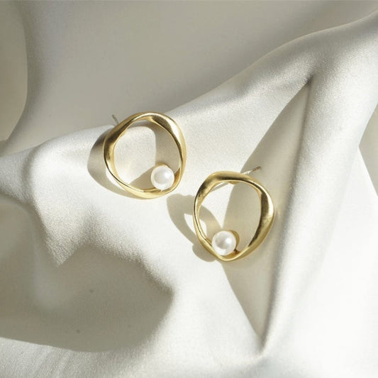 Brincos Dourados Estilosos em Design de Ondas com Elegantes Acentos de Pérolas