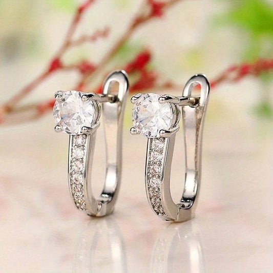 Brincos elegantes banhados a prata com brilhantes pedras de zircônia