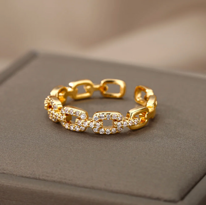 Anel requintado banhado a 18 quilates com corrente de amor radiante e pedras de strass brilhantes