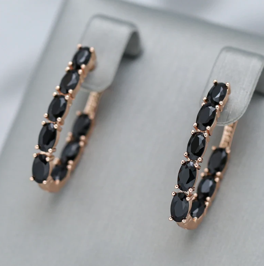 Zirconia negra luxuosa em um elegante design folheado a ouro rosé de 18 quilates para um look de noite glamouroso