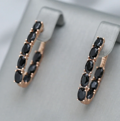 Zirconia negra luxuosa em um elegante design folheado a ouro rosé de 18 quilates para um look de noite glamouroso