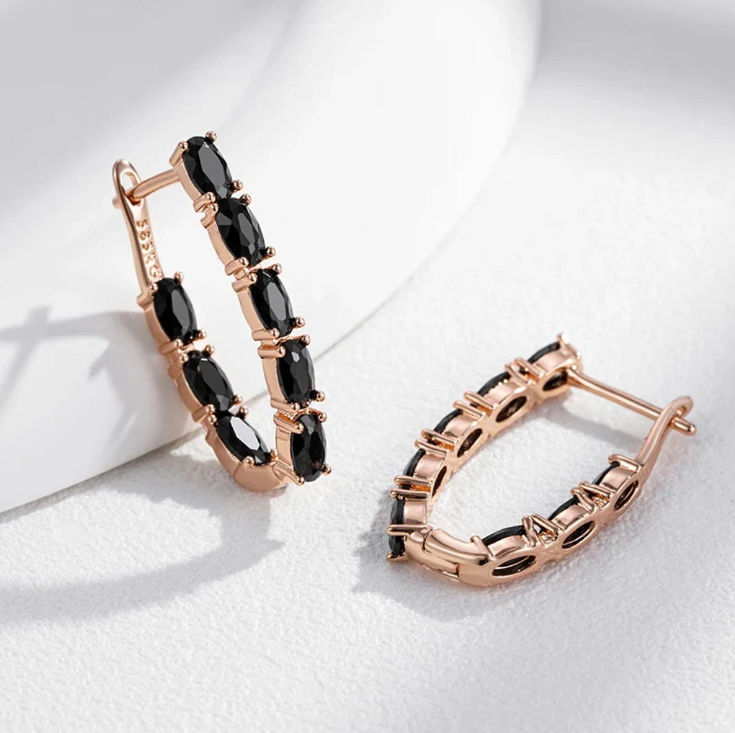 Zirconia negra luxuosa em um elegante design folheado a ouro rosé de 18 quilates para um look de noite glamouroso