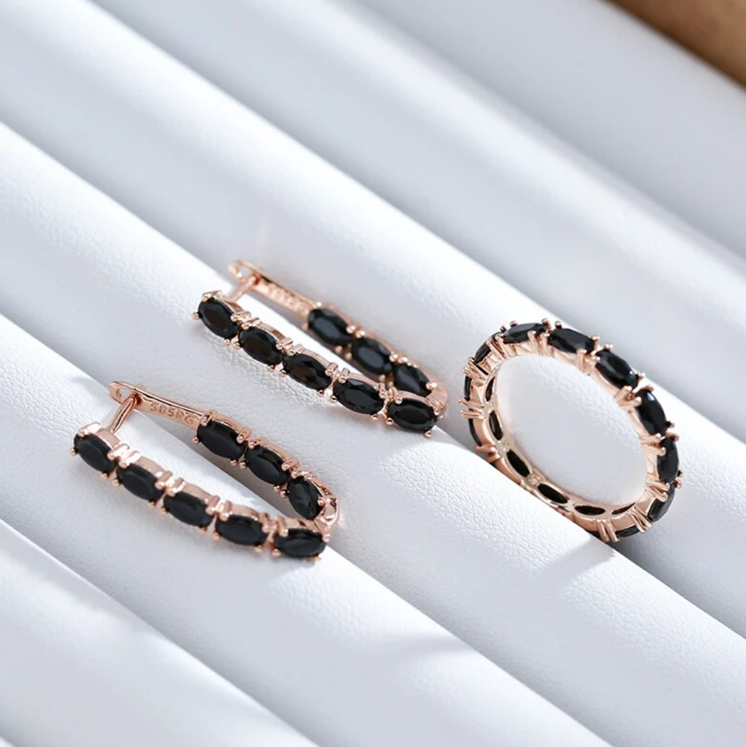 Zirconia negra luxuosa em um elegante design folheado a ouro rosé de 18 quilates para um look de noite glamouroso