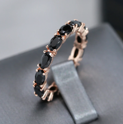 Zirconia negra luxuosa em um elegante design folheado a ouro rosé de 18 quilates para um look de noite glamouroso