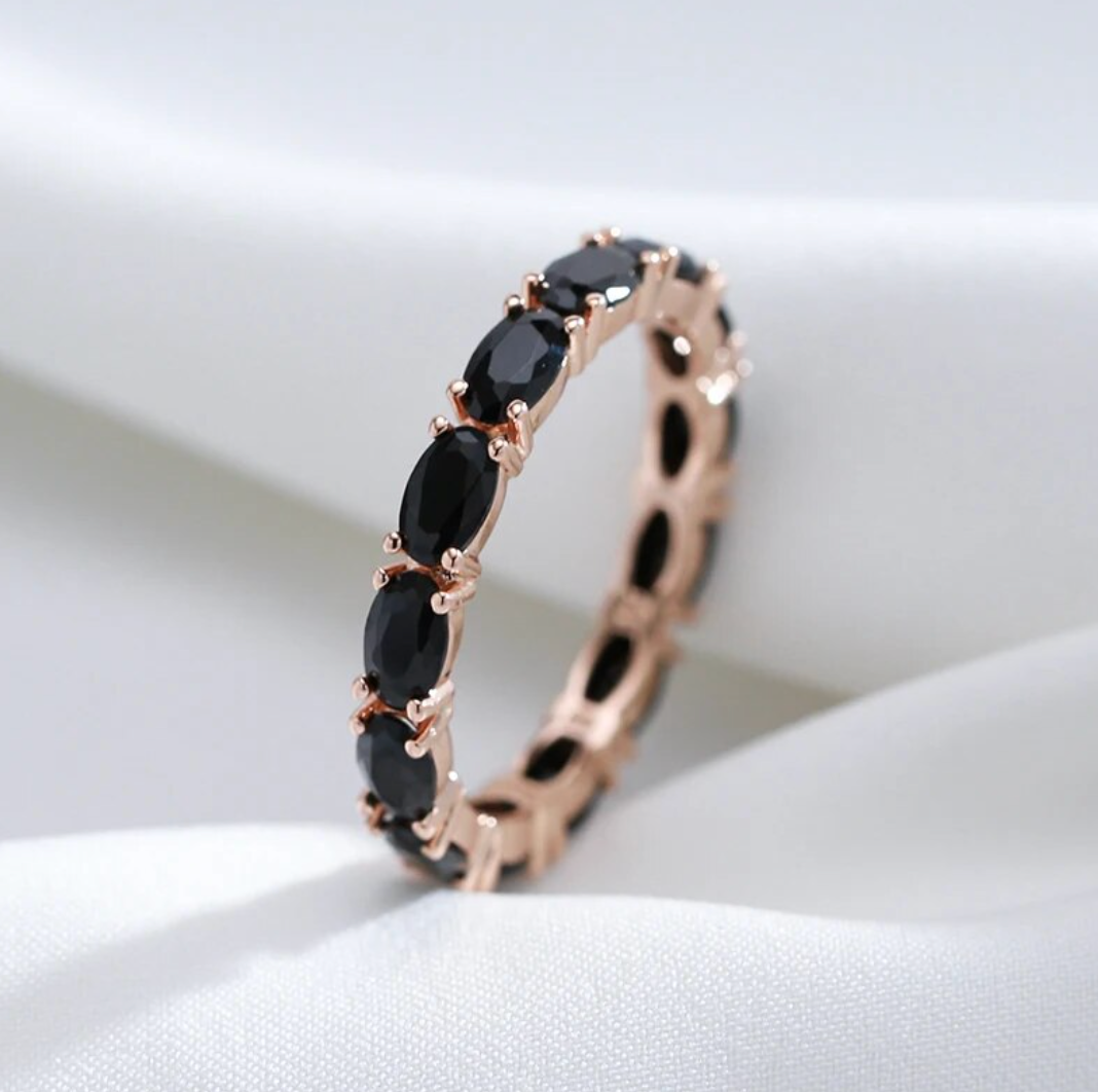 Zirconia negra luxuosa em um elegante design folheado a ouro rosé de 18 quilates para um look de noite glamouroso