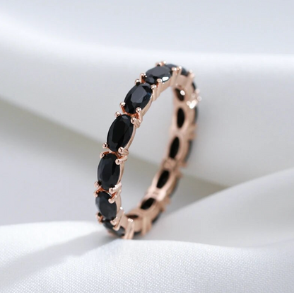 Zirconia negra luxuosa em um elegante design folheado a ouro rosé de 18 quilates para um look de noite glamouroso