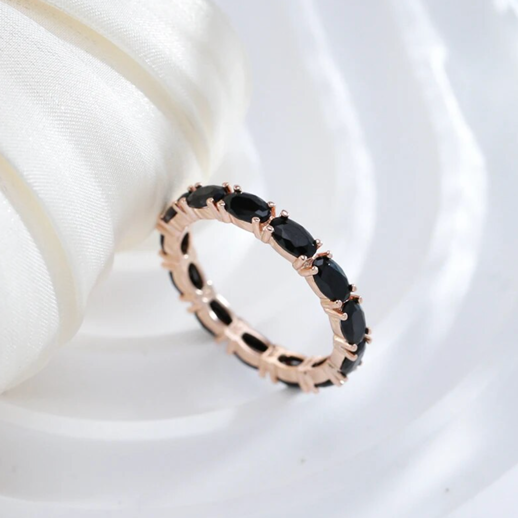 Zirconia negra luxuosa em um elegante design folheado a ouro rosé de 18 quilates para um look de noite glamouroso