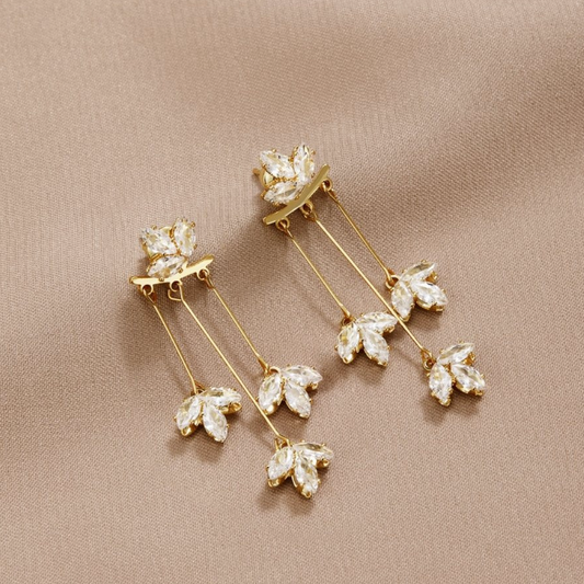 Brincos dourados brilhantes com folhas de cristal cintilantes para um visual elegante