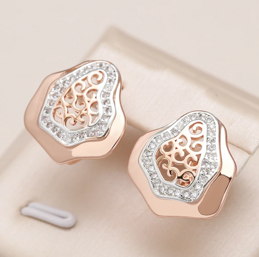 Brincos de concha brilhantes com zircônias douradas radiantes