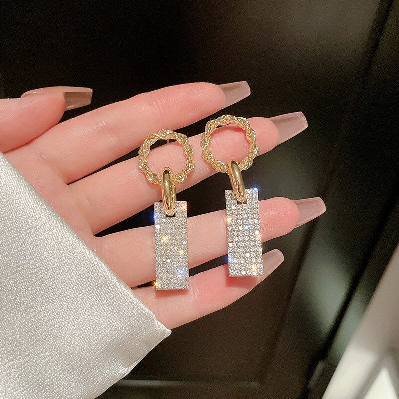 Brincos glamourosos em prata esterlina com zircônias brilhantes e acentos de strass cintilantes