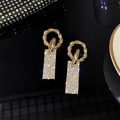 Brincos glamourosos em prata esterlina com zircônias brilhantes e acentos de strass cintilantes