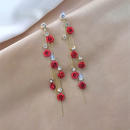 Brincos em Cascata com Rosas Encantadoras para um Glamour Atemporal