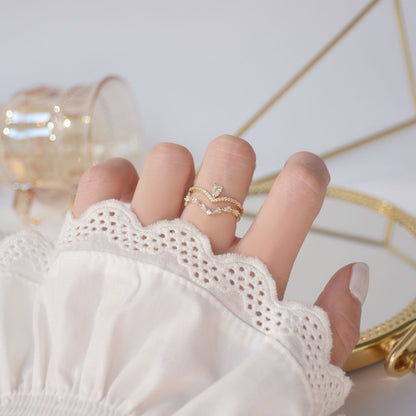 Anel de ouro elegante com design de zircônia personalizável