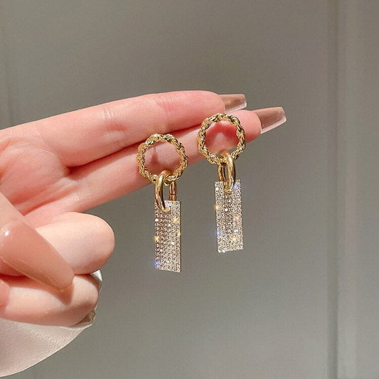 Brincos glamourosos em prata esterlina com zircônias brilhantes e acentos de strass cintilantes