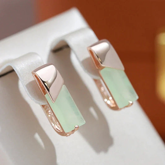 Brincos verdes elegantes para uma apresentação glamourosa