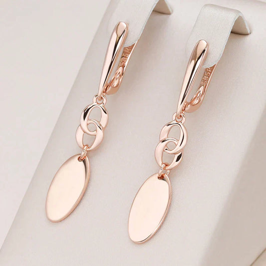 Elegantes brincos banhados a ouro com design de rosa - Um toque de luxo!