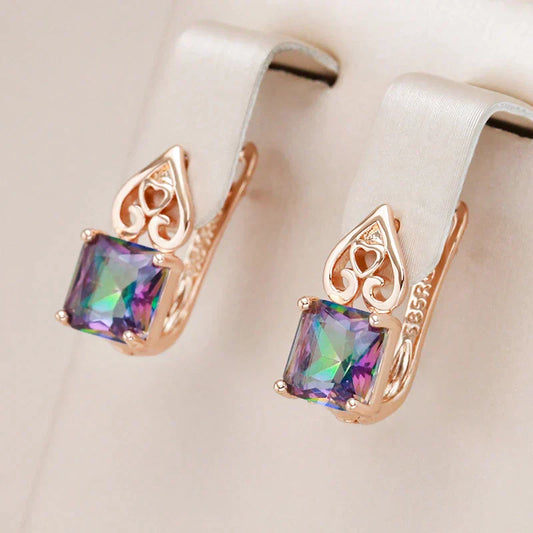 Brincos cuboides elegantes e multicoloridos em dourado radiante para um visual glamouroso