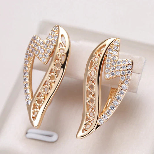 Fascinantes brincos de ouro adornados com brilhantes zircônias