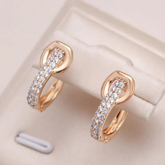 Elegantes brincos de ouro com brilhantes pedras de zircônia
