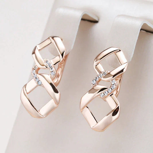 Elegantes brincos dourados com zircônias brilhantes e um requintado design de nó