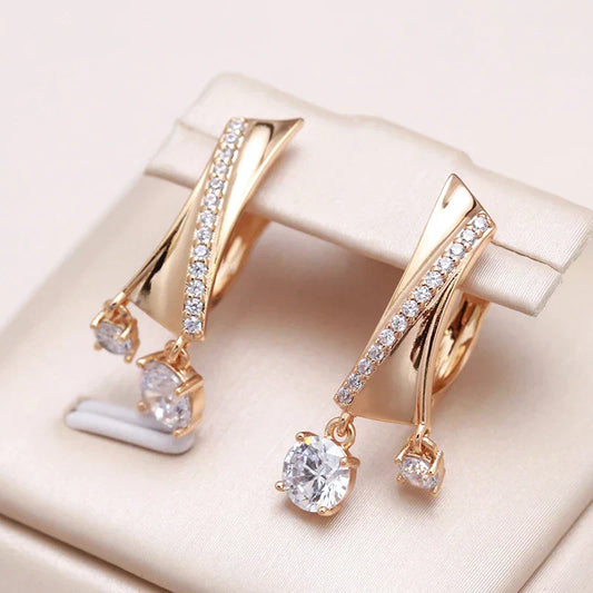 Brincos Elegantes em Ouro com Corações de Zircônia Brilhantes