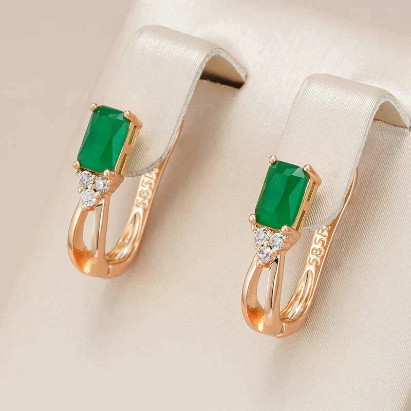 Deslumbrantes Brincos de Cristal Verde Decorados com Zircônias Cintilantes em Configuração Elegante de Ouro