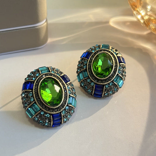 Fascinantes brincos vintage com cristal verde radiante e zircônia azul brilhante