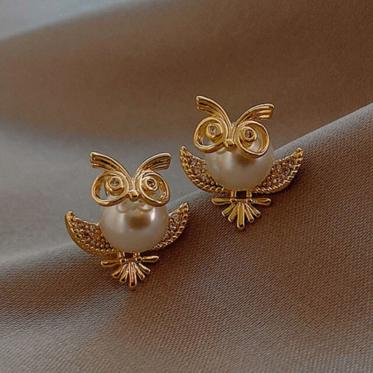 Bonitos brincos dourados com encantadores designs de coruja