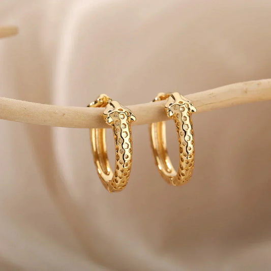 Brincos de cobra em ouro minimalistas e elegantes para um visual atemporal